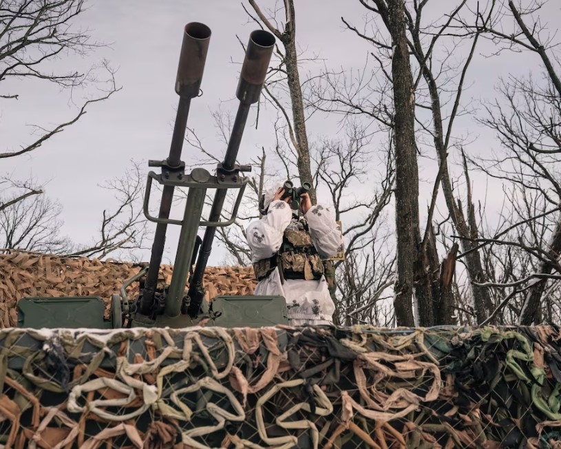 Một thành viên thuộc Lực lượng Phòng không Ukraine ở phía Bắc Kharkiv. Ảnh: Washington Post