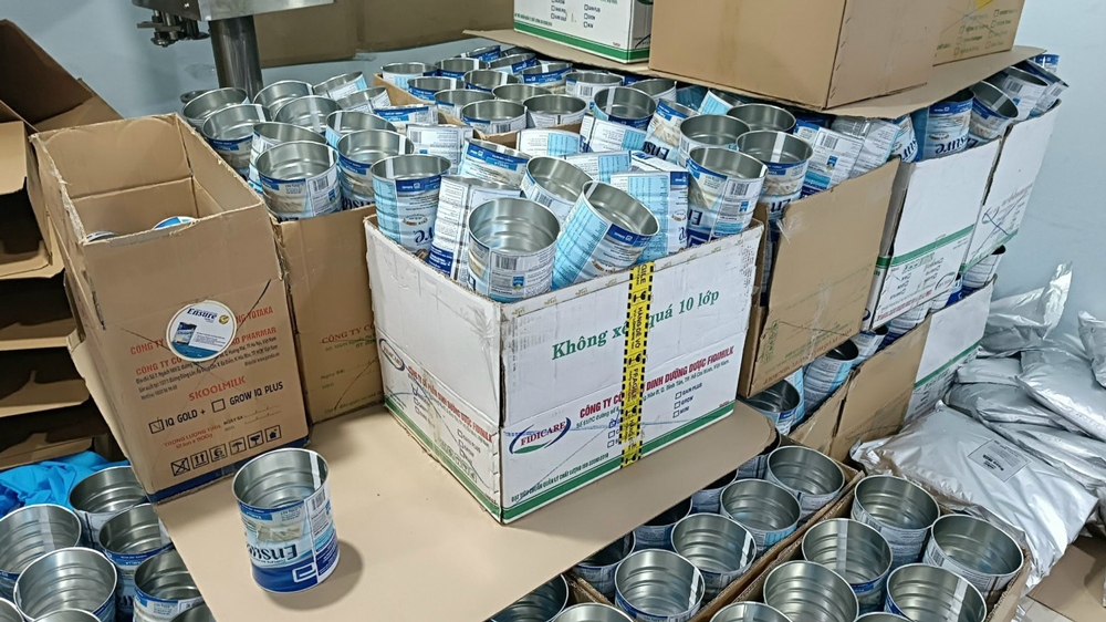 Vỏ lon sữa giả trong xưởng sản xuất của Công (ảnh: CA).