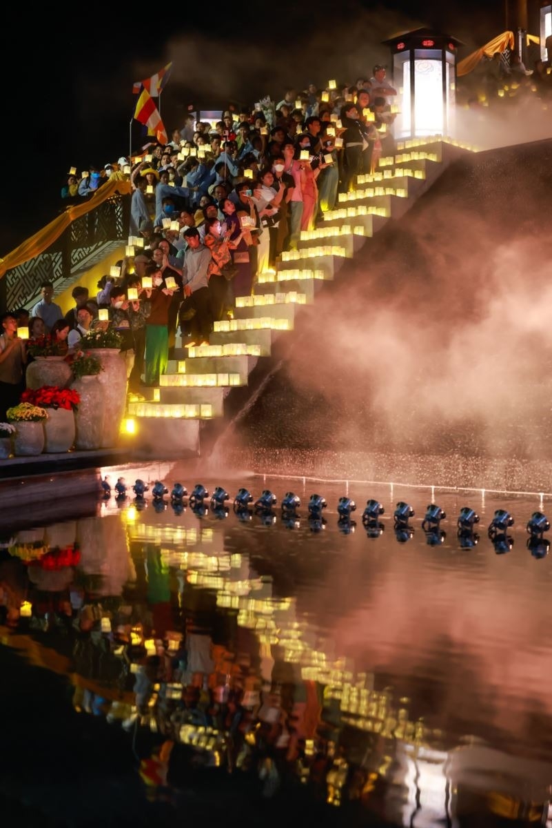 Hàng nghìn ngọn đăng được dâng lên tôn tượng.
