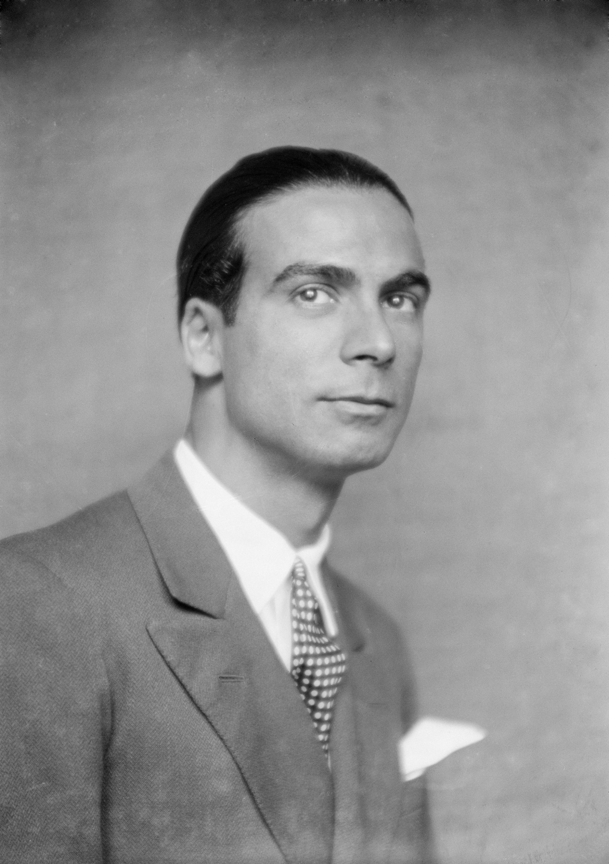 Cristóbal Balenciaga vào năm 1927.