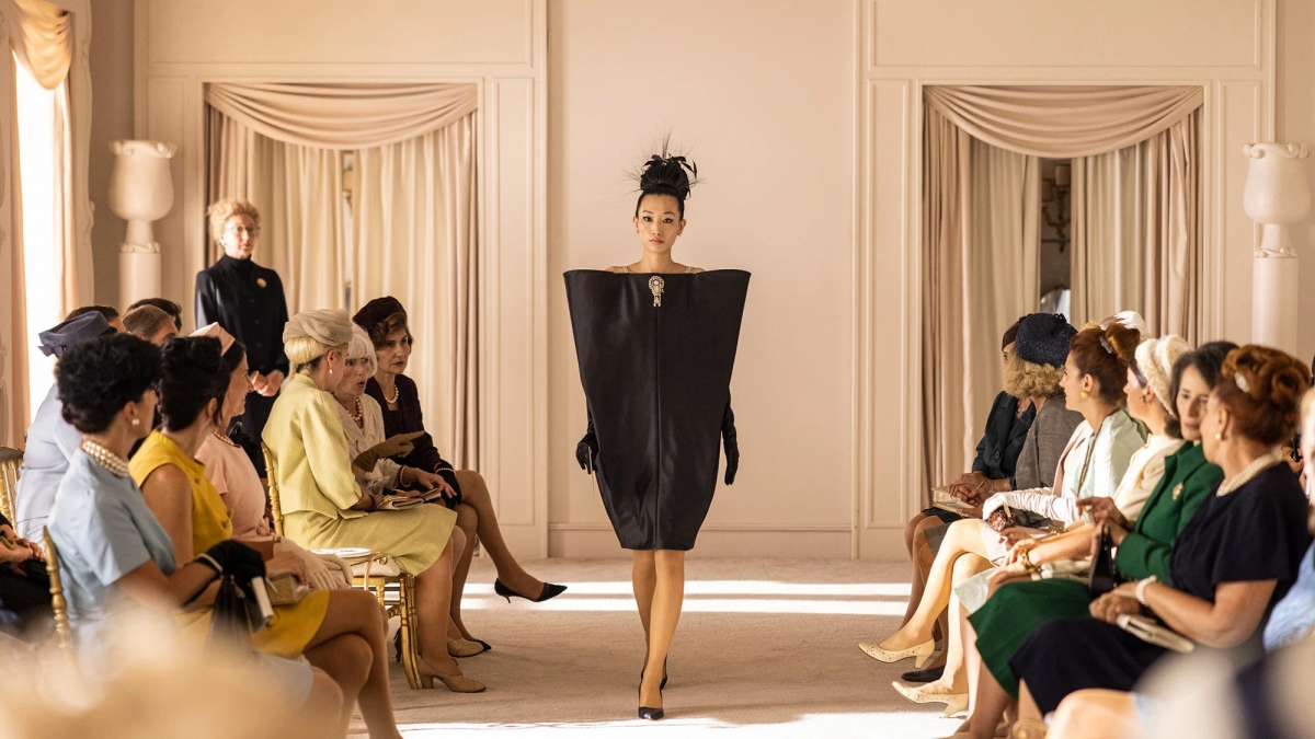 Một bộ phim về cuộc đời và di sản của thợ may bậc thầy Cristóbal Balenciaga. Việc tái tạo các bộ sưu tập của ông thể hiện những thiết kế hoàn hảo, các công trình độc đáo và cách sử dụng vải và phối hợp màu sắc ấn tượng.