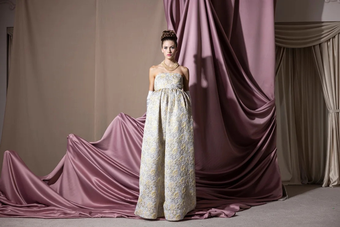 Đối với những người tạo ra bộ phim, việc thể hiện kỹ năng của Balenciaga với tư cách là một thợ may bậc thầy là một trong những khía cạnh quan trọng nhất.