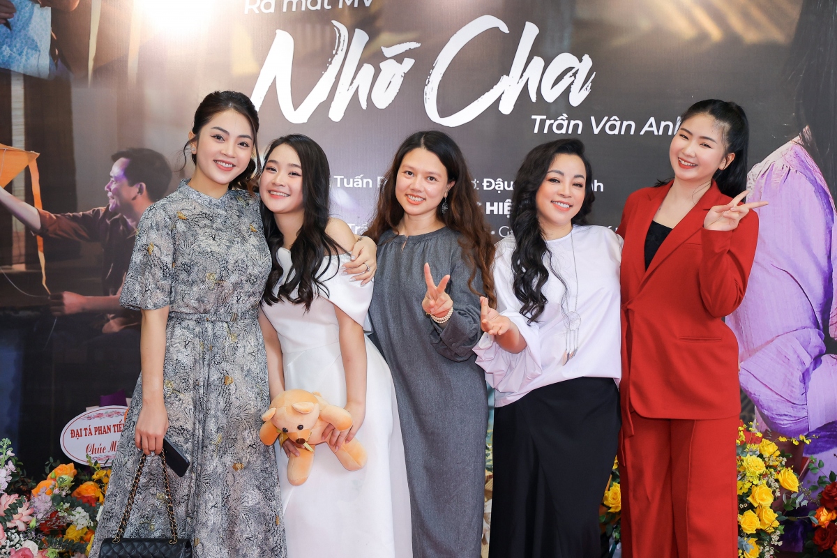 Đông đảo bạn bè đến chúc mừng Vân Anh ra MV đầu tay.
