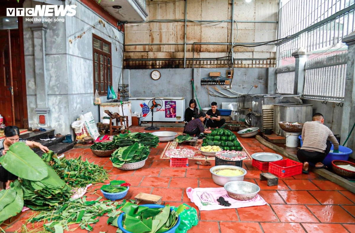 Tranh Khuc village in Duyen Ha commune of Thanh Tri district in Hanoi is famous for producing delicious Banh Chung. Guests can easily find a bustling atmosphere in the village when they visit in the build-up to Lunar New Year, known locally as Tet.