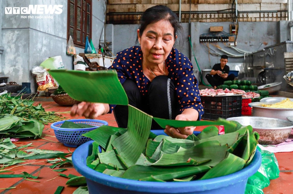 During peak times, each household in Tranh Khuc village wraps between 300 to 500 cakes per day, this figure can rise up to 1,000 to 3,000 cakes per day as Tet draws near.