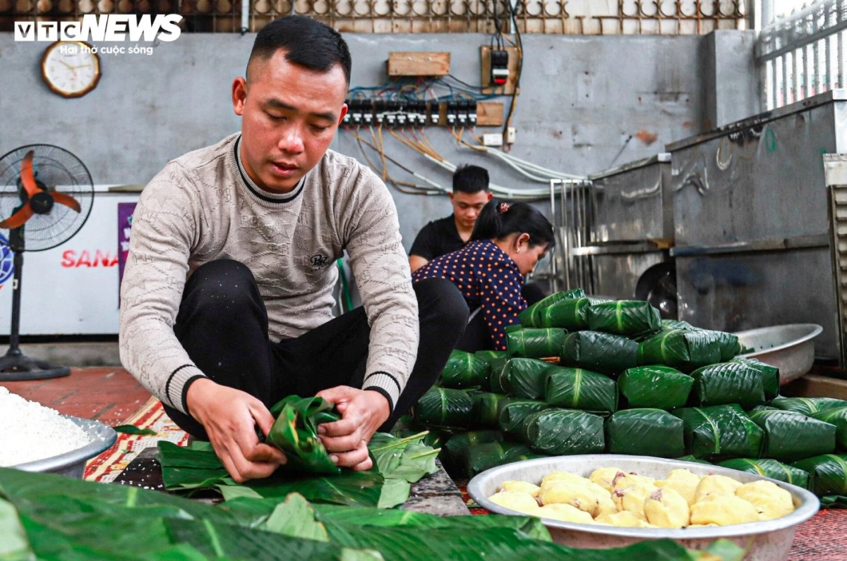 The process of making Banh Chung requires the joint work of several people.