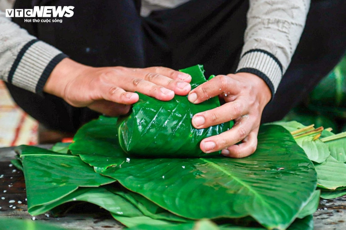 Normally, Banh Chung is wrapped up in frames to make the cakes into a square shape, however local people in Tranh Khuc village choose not to use them. Without using the frames, the Banh Chung still comes out square and in the same size.