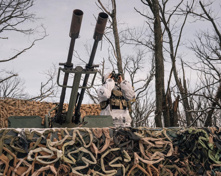 Binh sỹ Ukraine đứng trên chiến hào quan sát bầu trời. Ảnh: Washington Post.