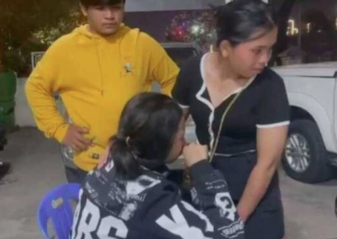 Bạn gái Bu Chan (người ngồi) khóc nức nở xin mọi người cứu bạn trai mình