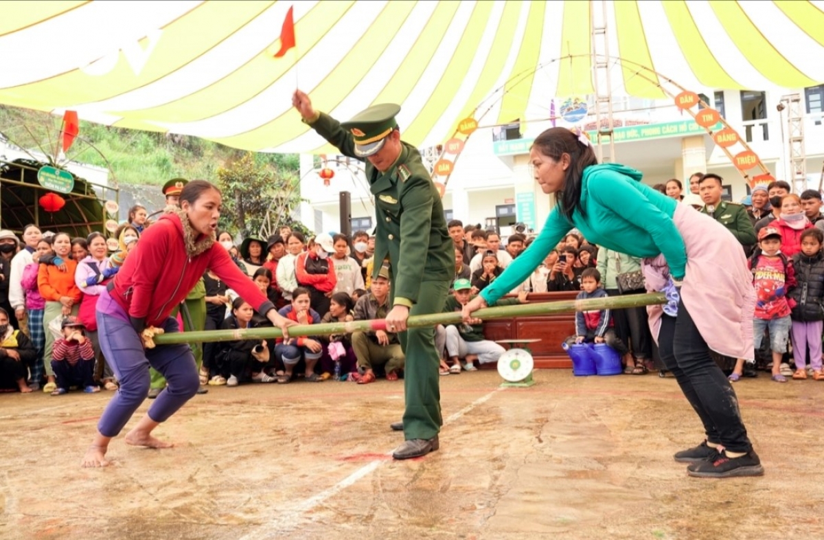 Cultural activities are held for people to celebrate the lunar new year of the dragon.
