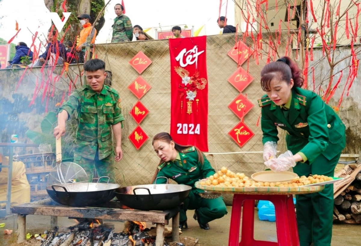 Soldiers take part in a cooking contest.