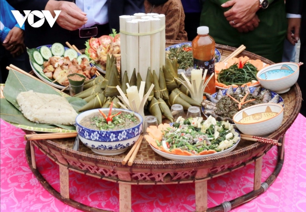 Traditional dishes of the Co Tu ethnic people are introduced to visitors.