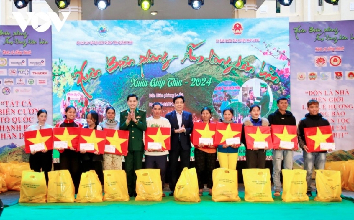 Border guards offer nearly 600 gifts worth about VND300 million to local people, with the aim of ensuring a cozy Tet for local policy beneficiaries and poor households.