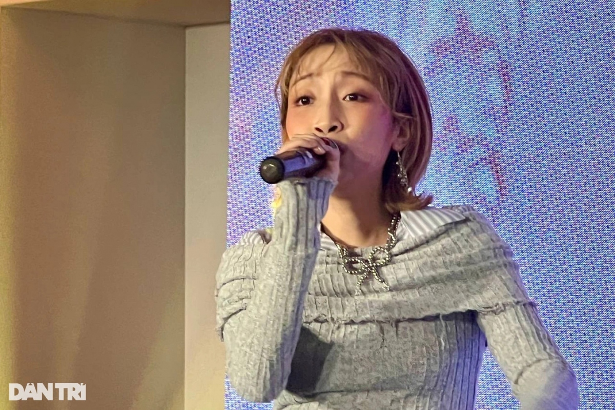 Ca sĩ Mỹ Anh có buổi gặp gỡ với truyền thông giới thiệu về album đầu tay mang tên Em. Đến chúc mừng ca sĩ sinh năm 2002 có sự góp mặt của các thành viên trong gia đình như bà nội, bố, mẹ. Đặc biệt, anh trai của Mỹ Anh - Anh Duy - từ Úc trở về Việt Nam để chúc mừng em gái. Theo Mỹ Anh, người thân trong gia đình, từ bố ruột - nhạc sĩ Anh Quân, chị gái Anna Trương đến anh rể Eric Derwallis giúp cô rất nhiều trong việc thực hiện và sản xuất album này. Trong phần giao lưu, Mỹ Anh nói cô không cảm thấy áp lực trước những thành tựu của bố mẹ, ngược lại còn thấy rất tự hào.
"Trong khoảnh khắc này, tôi rất xúc động khi nhìn thấy mẹ đứng bên dưới. Mẹ luôn giúp đỡ, sẵn sàng cho tôi những lời khuyên. Tôi rất biết ơn khi bố mẹ luôn tạo cho tôi không gian riêng để tìm tòi và học hỏi.
Bản thân tôi không nhìn nhận nghệ thuật là những cuộc đua hay sự so sánh, tôi chỉ thấy hạnh phúc vì thị trường âm nhạc bây giờ rất sôi động", ca sĩ sinh năm 2002 nói. (Nguồn: Dân trí)