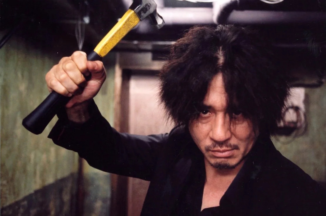 Choi Min-sik vào vai nhân vật chính Oh Dae-su trong Oldboy (2003).