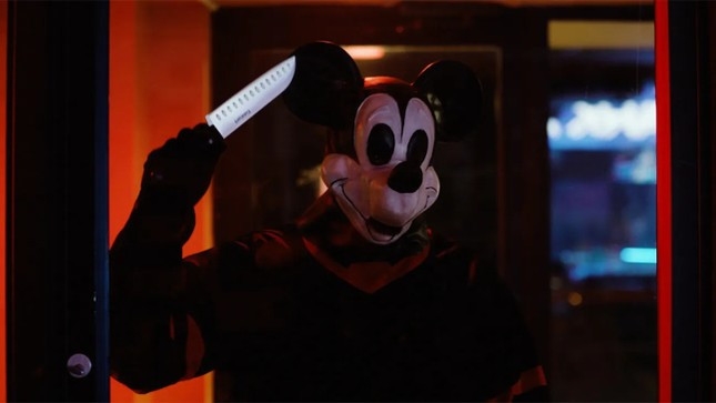 Hình ảnh sát nhân đeo mặt nạ chuột Mickey trong trailer phim "Mickey's Mouse Trap".