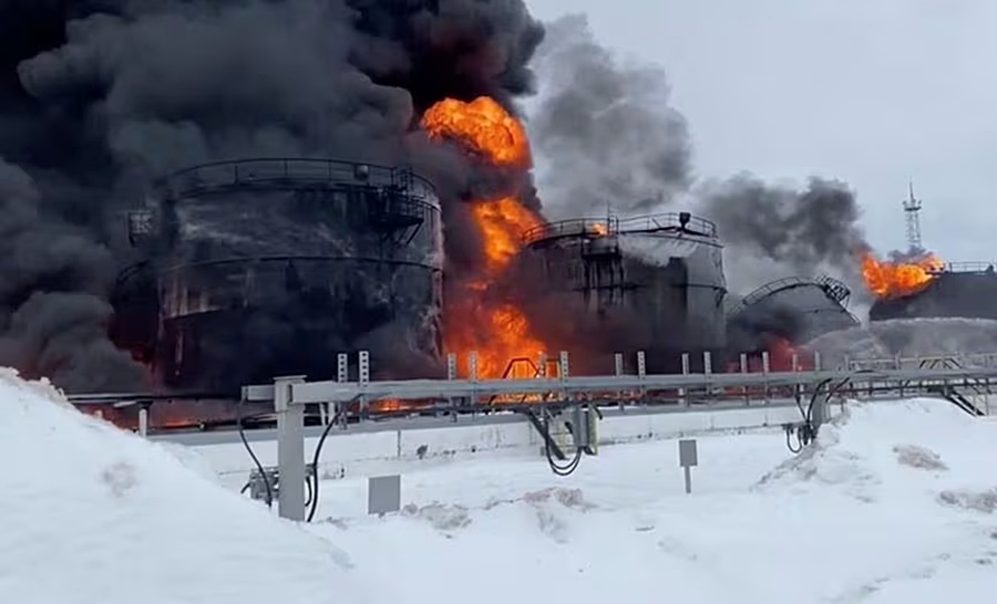 Một cơ sở dầu Nga bốc cháy do bị UAV Ukraine tấn công. Ảnh: Bộ Tình trạng khẩn cấp Nga.