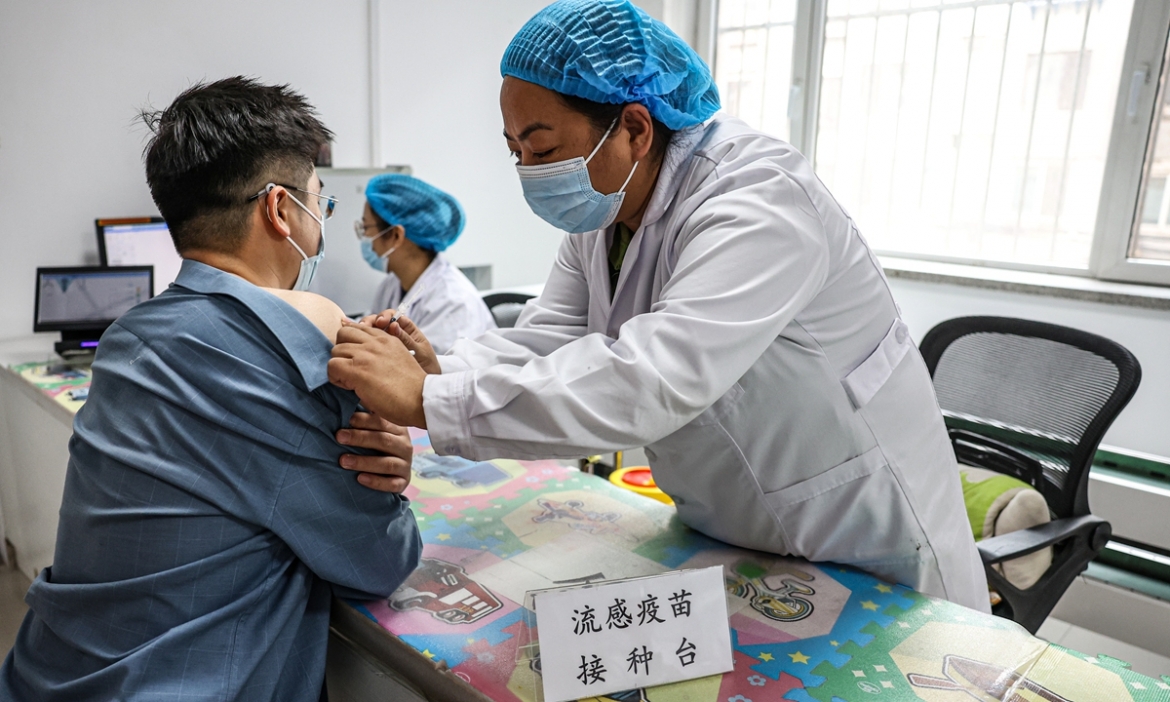 Người dân tiêm vaccine tại trung tâm dịch vụ y tế cộng đồng ở Thẩm Dương, Liêu Ninh, Trung Quốc. Ảnh: VCG