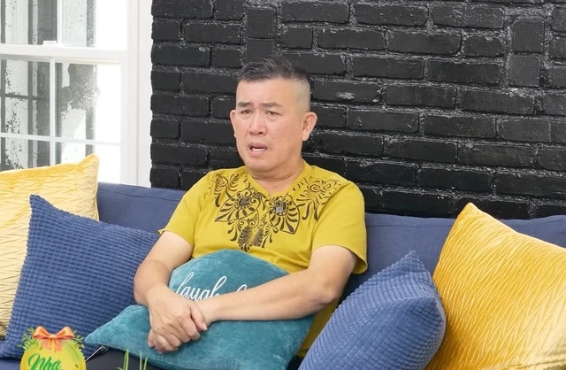 Xuất hiện tại chương trình 'Nhà có khách' do Thúy Nga dẫn dắt, danh hài Nhật Cường có những chia sẻ thú vị về chuyện sang Mỹ định cư cũng như tiết lộ cuộc sống hôn nhân bên bà xã kín tiếng. Nam nghệ sĩ tâm sự thời gian đầu mới sang Mỹ, anh buồn chán và sốc vì chưa thể hòa nhập cuộc sống, từng nghĩ mình không hợp với nơi đây. Nhắc về cuộc hôn nhân bên bà xã tên Phụng, diễn viên Tỉ phú chăn vịt chia sẻ họ bên nhau hơn 20 năm nhưng chưa từng tổ chức đám cưới. Nam danh hài tiết lộ trước đây anh và vợ có con trai Nhật Thịnh rồi mới tính tới chuyện hôn nhân. Tuy nhiên khi đi xem bói, bà xã lo lắng khi nghe thầy bói nói họ không hợp tuổi, đám cưới là sẽ chia tay. Về phía mình, Nhật Cường cho biết bản thân không quan trọng việc tổ chức đám cưới vì thấy rằng đó chỉ là hình thức. Dù chưa có hôn lễ chính thức nhưng nhiều năm qua, họ vẫn chung sống rất hạnh phúc bên cậu con trai. (Nguồn: Thanh niên)