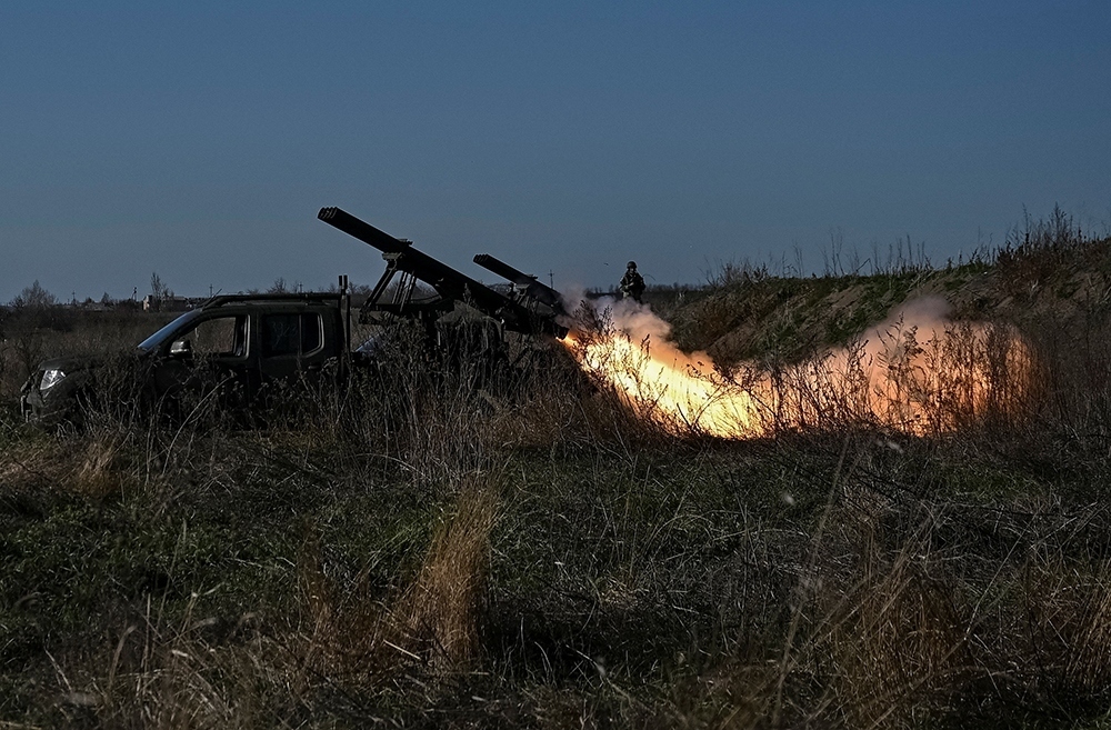 Quân đội Ukraine khai hỏa về phía Nga ở khu vực Zaporizhzhia. Ảnh: Reuters