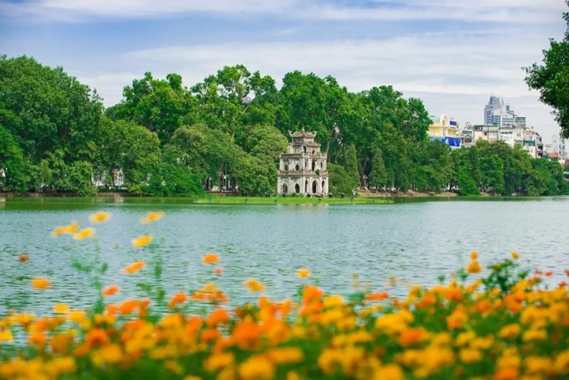 Hồ Gươm. Ảnh: KT