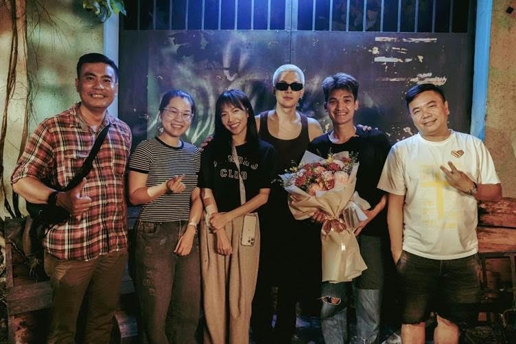 Việc tái hợp bạn thân Mạc Văn Khoa trong "Gặp lại chị bầu" khiến Anh Tú thích thú và luôn cảm thấy bản thân may mắn vì bên cạnh là những người hiểu mình nhất.