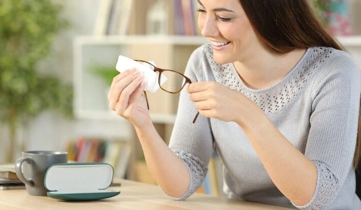 Một số sai lầm khi vệ sinh kính mắt khiến kính bị mờ và xước. (Ảnh: Glass Helper)