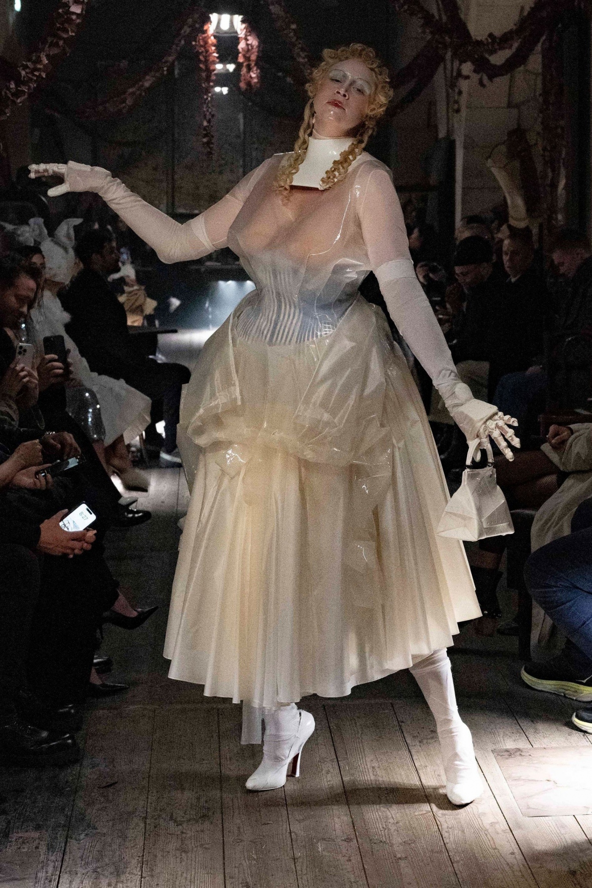 Gwendoline Christie khép lại buổi trình diễn của John Galliano dành cho Martin Margiela trong chiếc váy cao su, kiểu áo nịt ngực mỏng một phần.