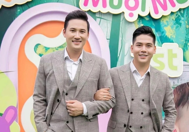 Diễn viên Hà Trí Quang và bạn đời Thanh Đoàn chiến thắng hạng mục Cặp đôi của năm tại lễ trao giải Ngôi sao của năm 2023. Nam diễn viên không kiềm được xúc động khi chia sẻ về chuyện tình của mình. Trong khoảnh khắc được xướng tên, bộ đôi nắm tay nhau cùng bước lên sân khấu nhận giải. Diễn viên Hà Trí Quang đã bật khóc vì xúc động khi lên phát biểu. Nam diễn viên tâm sự thời điểm đang là diễn viên truyền hình, có rất nhiều vai diễn đang chờ nhưng anh lại quyết định công khai giới tính của mình. Khi ấy, sao phim Nhà có 5 nàng tiên biết bản thân đang đánh đổi tất cả, bỏ đi sự nghiệp, vinh quang, ước mơ từ nhỏ của mình. (Nguồn: Thanh niên)