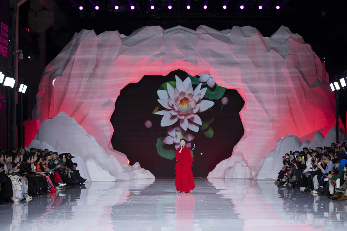 Tại Tuần lễ thời trang Harbin (Harbin Fashion Week) trong thời tiết lạnh giá, phủ tuyết trắng xóa của thành phố Cáp Nhĩ Tân (Trung Quốc), NTK Thủy Nguyễn giới thiệu những thiết kế áo dài, áo yếm nằm trong BST "Yếm đông".