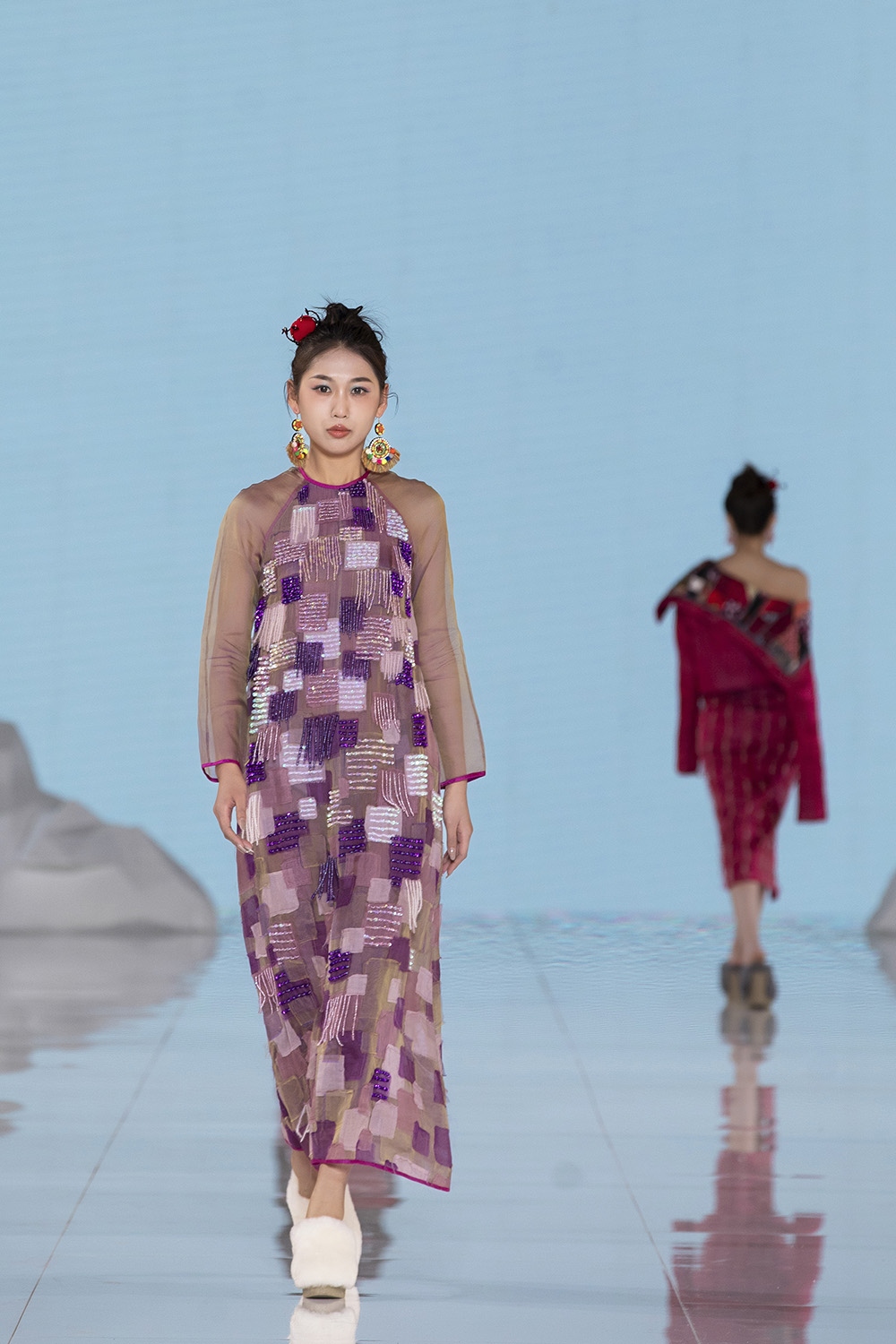 Với tình yêu bản sắc, tình yêu quê hương Việt Nam và sự đau đáu về mong muốn lan tỏa giá trị Việt sâu sắc đến với công chúng, NTK Thủy Nguyễn dành nhiều thời gian để tìm tòi kỹ thuật xử lý vẻ đẹp của nhung, gấm, những cách cắt-dựng mới nhưng vẫn giữ trọn vẹn nét duyên dáng của tà áo dài hay nét e ấp vừa đủ của áo yếm.