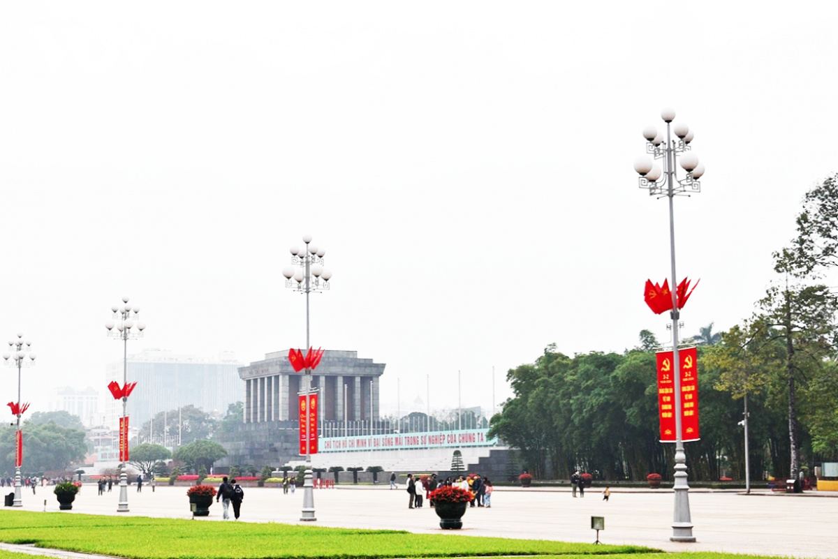 These days many streets in the capital have put up national flags, flower decorative items, and posters in celebration of the Lunar New Year holiday (Tet) and the 94th founding anniversary of the Communist Party of Vietnam.