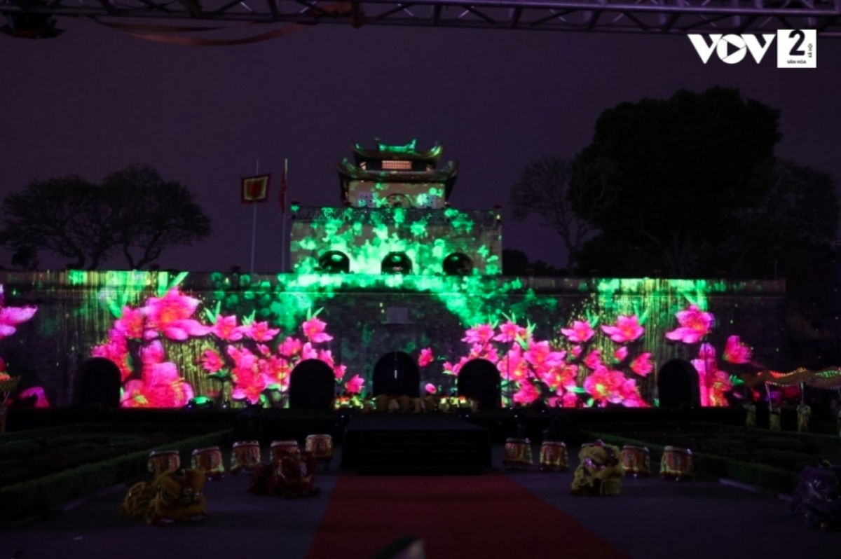 Spanning a total area of 3,500 square metres, the historical site arranges special spaces specifically for Tet celebrations, showcasing both the old times along with tourist destinations and heritage sites from across the country.
