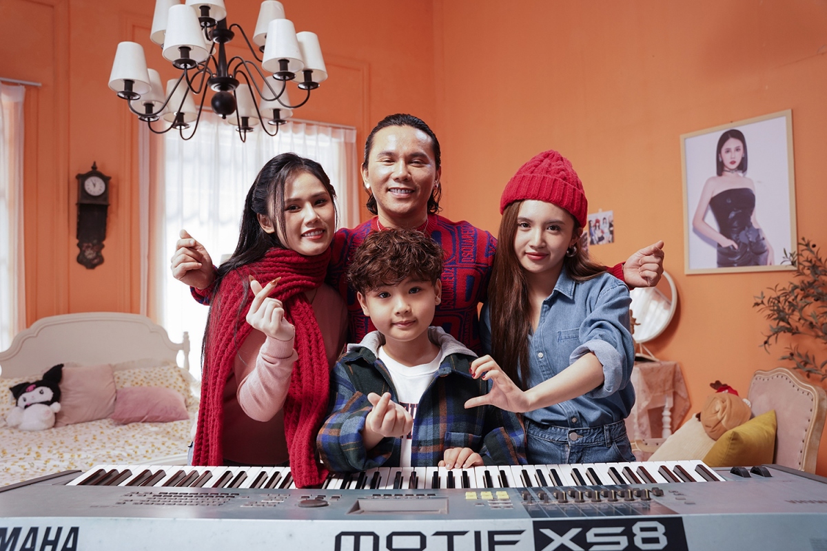Mars Anh Tú và 3 con xuất hiện trong MV.