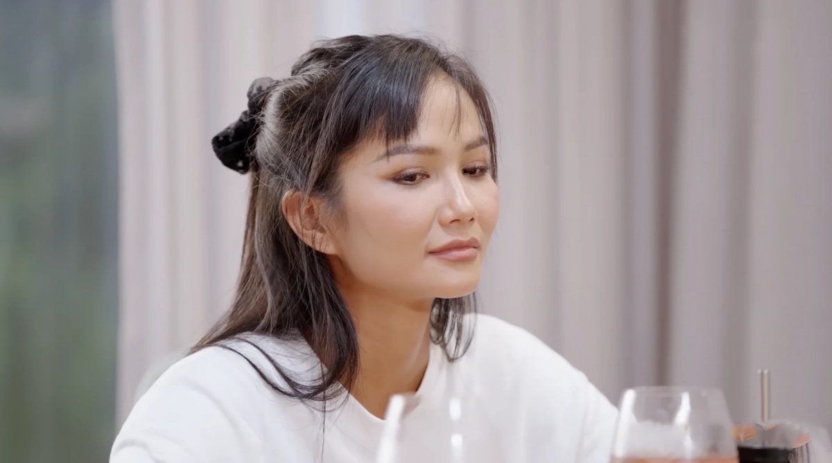 Ít khi lên tiếng chuyện đời tư, H'Hen Niê bất ngờ nhắc về “người cũ" trong Chị đẹp đạp gió rẽ sóng. Hoa hậu Hoàn vũ Việt Nam 2017 nói cô “ế" thời gian dài, đến năm 27 tuổi mới có mối tình đầu. Chia sẻ về sự tan vỡ, người đẹp Ê Đê thừa nhận bản thân không có nhiều kinh nghiệm trong tình yêu. “Tôi không đủ tốt để cả hai có thể hiểu nhau", H'Hen Niê bày tỏ. Người đẹp Ê Đê nói sau 3 năm gắn bó thì cả hai “đường ai nấy đi". Điều khiến hoa hậu 31 tuổi trăn trở đến hiện tại là không hiểu lý do khiến bạn trai chủ động chia tay. (Nguồn: Thanh niên)
