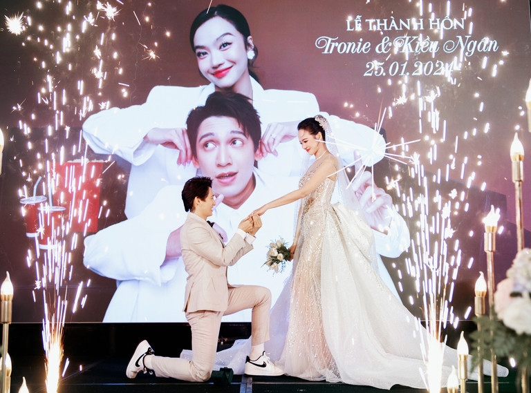 Tối 25/1, cựu thành viên nhóm 365 Tronie Ngô và Hoa hậu Kiều Ngân tổ chức lễ cưới tại một nhà hàng sang trọng ở TP.HCM. Hoa hậu Kiều Ngân xúc động bật khóc khi ông xã nắm tay bước vào lễ đường. Cô dâu xinh đẹp diện váy cưới dáng cúp ngực, đội khăn voan dài họa tiết đính đá nổi 3D. 
Kiều Ngân chia sẻ: "Tôi từng không biết mẫu người đàn ông của mình như thế nào? Anh đã lặng lẽ tiếp cận tôi, ít nói, vững chãi, từ tốn, lại chân thành. Anh giỏi xoa dịu mọi cuộc cãi vã bằng sự hài hước. Anh dùng 7 năm để tôi hiểu rằng cốt lõi của tình yêu là bình an trong tâm hồn". (Nguồn: VietNamNet)