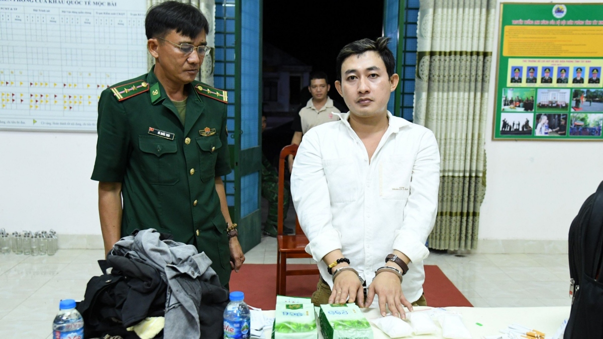 Hoàng Trung Hiếu và tang vật (ảnh Quân Lê)