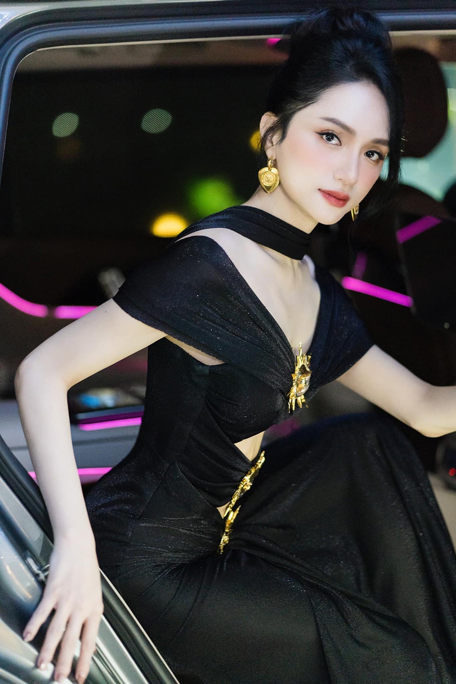 Hương Giang đang cạnh tranh giải thưởng "Mỹ nhân của năm" cùng Chi Pu, Thùy Tiên, Lê Hoàng Phương, Khả Ngân, hiện xếp thứ tư về lượt bình chọn của khán giả. Kết quả cuối cùng còn dựa vào số điểm của hội đồng giám khảo, sẽ công bố tại gala Ngôi sao của năm 2023, ngày 6/1 ở TP HCM. Năm 2023, chương trình "The New Mentor" (Người mẫu toàn năng) do Hương Giang và Dược sĩ Tiến sản xuất thể hiện sự đa dạng và đam mê của cô trong nhiều lĩnh vực nghệ thuật. Cô còn gây chú ý về gu thời trang với vai trò mentor (cố vấn) cũng như xuất hiện trên thảm đỏ các sự kiện giải trí. (Nguồn: VnExpress)