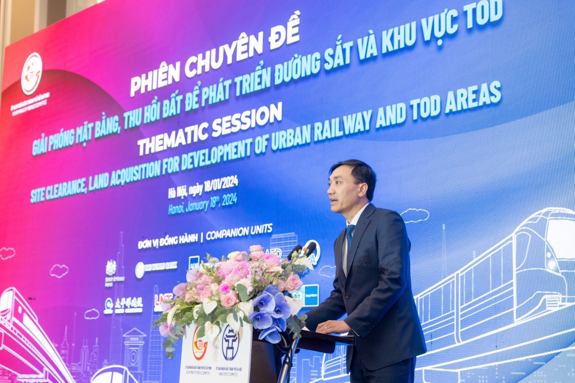 Ông Đỗ Đình Phan, Phó Giám đốc Ban Quản lý dự án đầu tư xây dựng công trình giao thông TP Hà Nội tham luận tại hội thảo.
