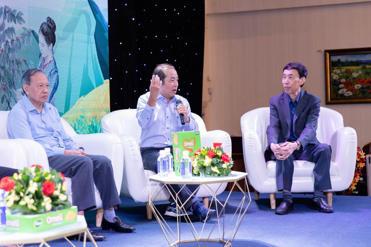 TS. Đinh Thế Hiển (giữa) nêu ý kiến tại Hội thảo "Mua bán qua Sở Giao dịch hàng hóa - Giải pháp kinh doanh bền vững, nhân bội lợi nhuận" được tổ chức tại TP.HCM (Ảnh: BTC)