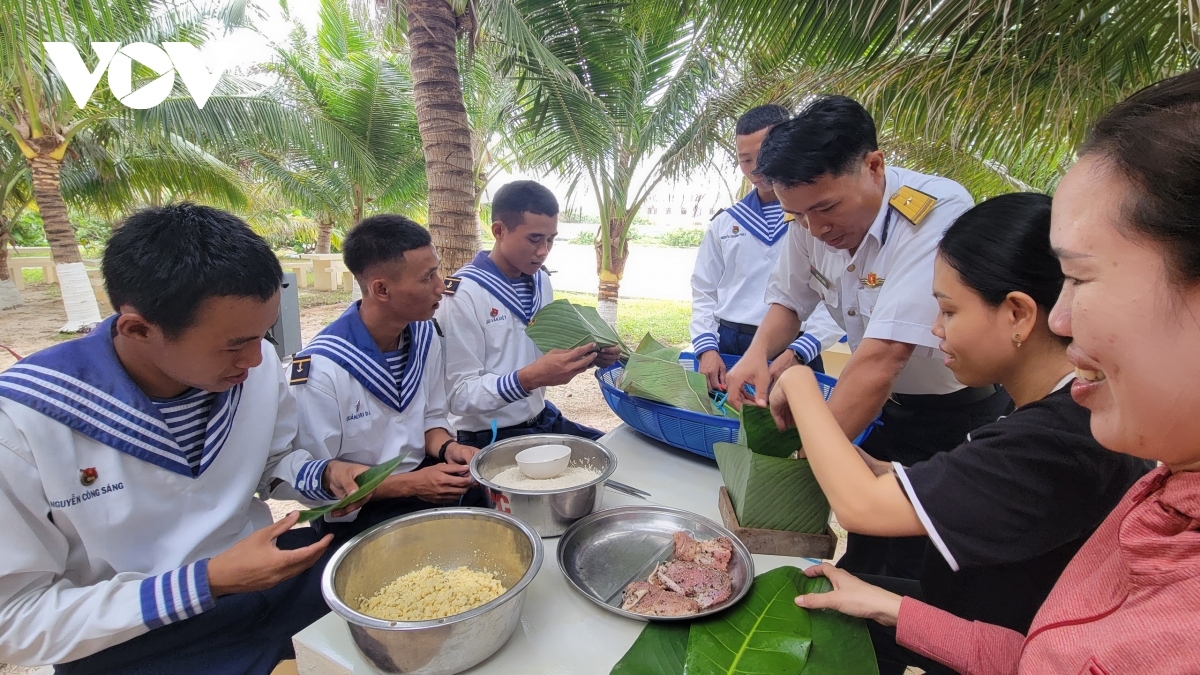 Soldiers make Chung cake (square glutinous rice cake) which is an indispensable traditional food during the Tet holiday.