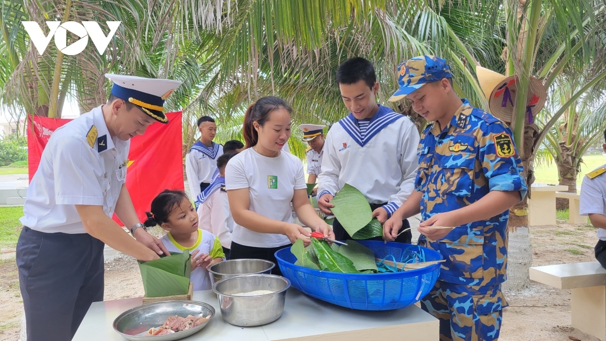 Preparing Chung cake with ingredients brought from the mainland such as Dong leaves, green beans, and pork helps soldiers and islanders relieve homesickness every Tet.