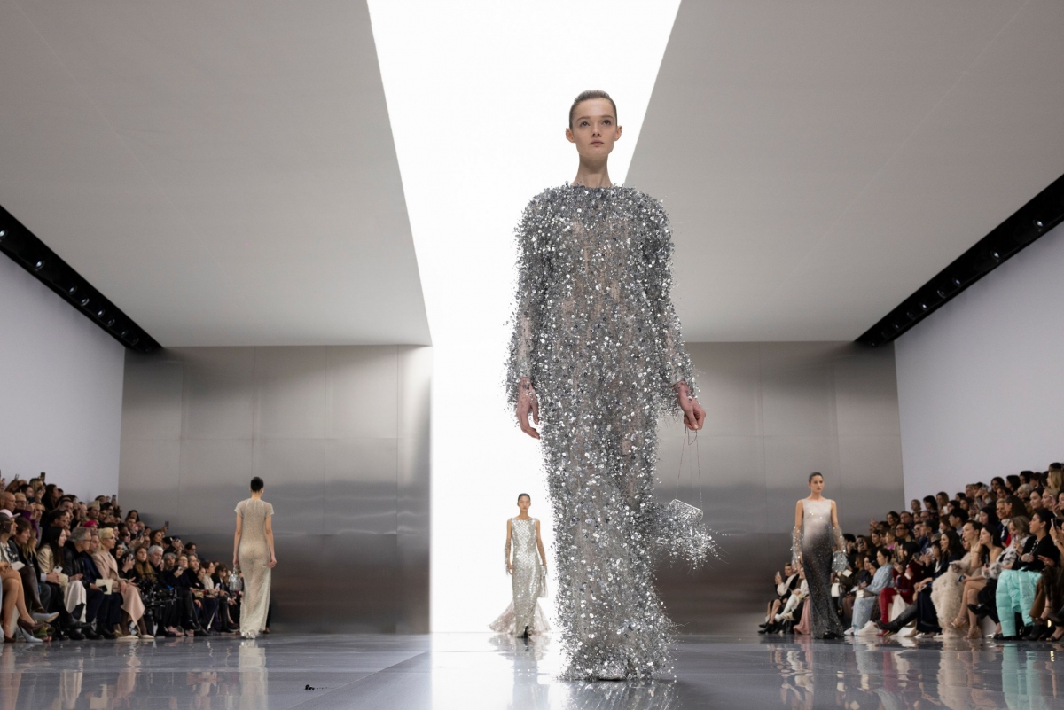 Kim Jones giải thích bộ sưu tập tại Fendi Haute được lấy cảm hứng từ chủ nghĩa tương lai của Karl Lagerfeld quá cố. "Bộ sưu tập này nói về cấu trúc và trang trí, trong đó cả hai trở nên không thể tách rời. Tôi muốn có một ý tưởng về độ chính xác và cảm xúc cùng một lúc".