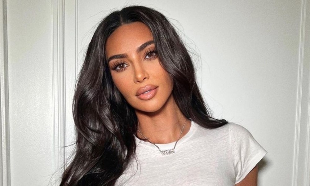 Theo Page Six, Shanna Moakler - vợ cũ của Travis Barker tố nam nhạc sĩ ngoại tình với Kim Kardashian (ảnh) trong thời gian chung sống. Trên podcast Dumb Blonde, Moakler nói chồng cũ nhiều lần bí mật nhắn tin hẹn hò Kim Kardashian. (Theo: Tiền Phong)
