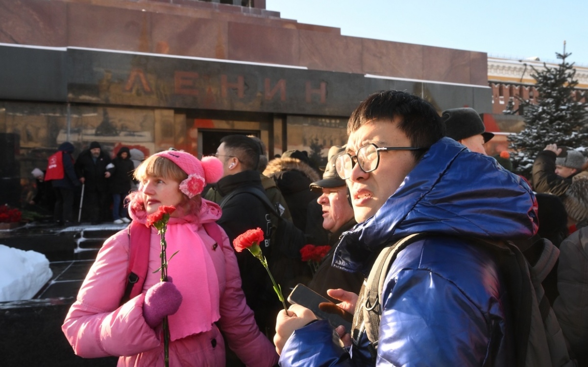 Các đảng viên cộng sản Nga có mặt trước Lăng Lenin trên Quảng trường Đỏ. Ảnh: Sputnik.