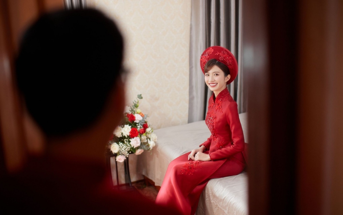 Cô dâu chọn áo dài đỏ đính kết tôn nét truyền thống trong ngày trọng đại.