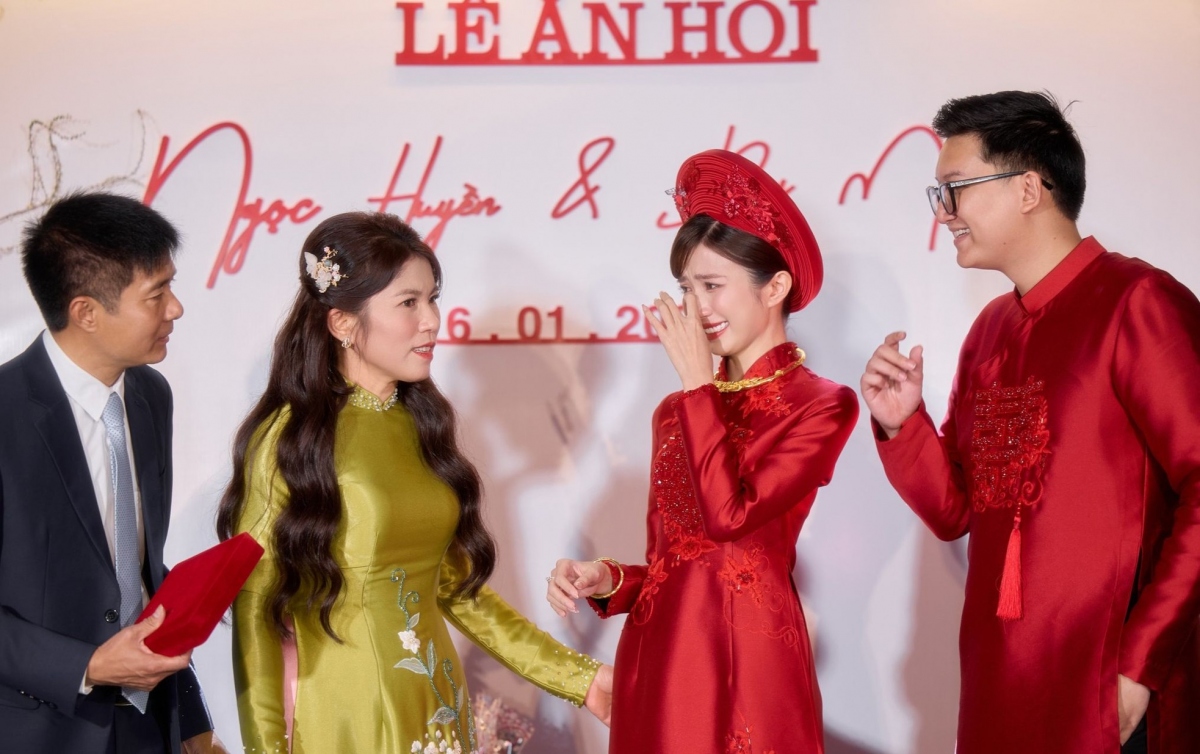 Ngọc Huyền không kìm được xúc động khi được bố mẹ và người thân trao vàng sính lễ.