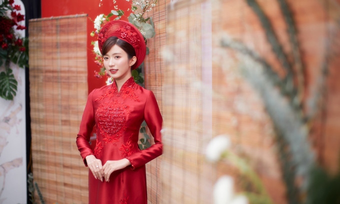 Nữ diễn viên cho biết cô đã suy nghĩ và đắn đo rất nhiều vì biết sẽ phải đối mặt không ít khó khăn khi bước vào cuộc sống hôn nhân. Dù vậy, cô tin chỉ cần cả hai cố gắng thấu hiểu, chia sẻ và cảm thông thì sẽ có thể nắm chặt tay nhau đi đến hạnh phúc.