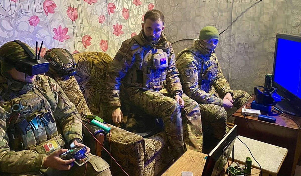 Nhóm lính Ukraine điều khiển UAV, ngồi bên hữu ngạn sông Dnipro. Ảnh: BBC.