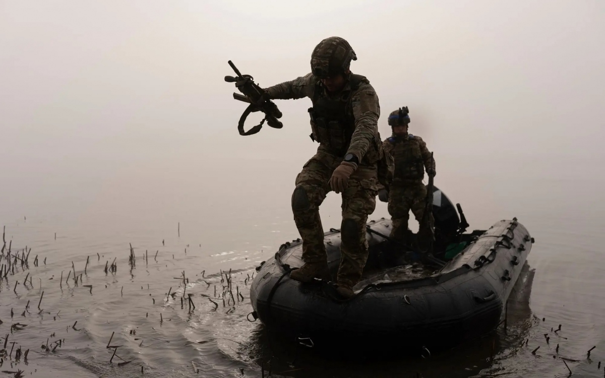 Lính Ukraine lên bờ sông Dnipro từ xuồng cao su. Ảnh: AP.